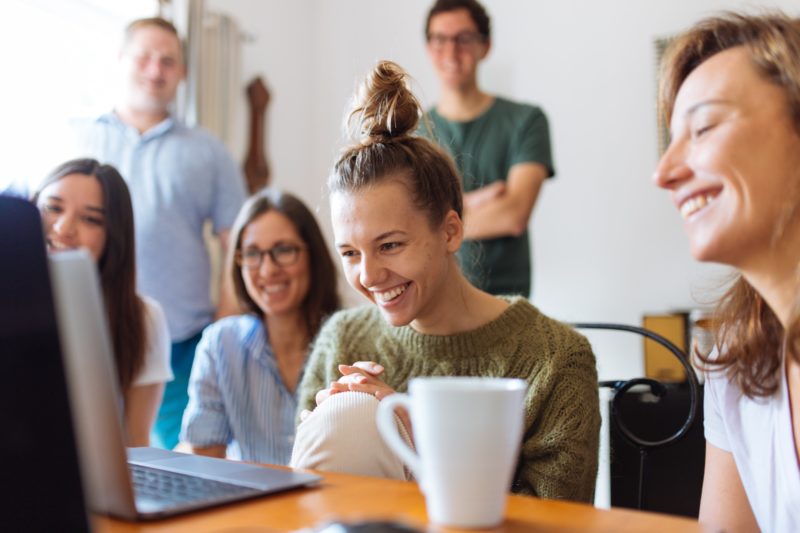 consultante heureuse chez synelience group