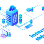 Illustration de l'Internet des objets : réseau de dispositifs intelligents connectés dans le cloud, via smartphone et ordinateur portable.