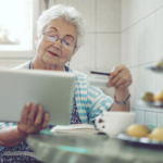 Une personne âgée qui regarde du contenu sur une tablette