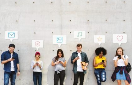 Un groupe de jeune sur leurs téléphone