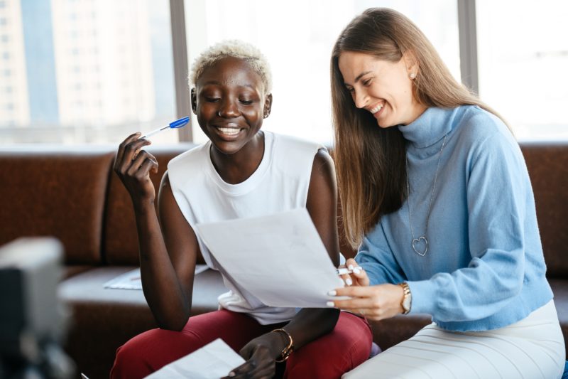 Deux femmes qui discutent pendant un entretien