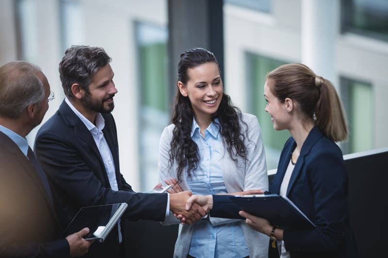 Image d'un groupe de professionnels souriant