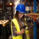 femme travaillant dans un entrepôt avec une scanette