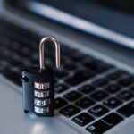 Image d'un cadenas ouvert sur un ordinateur.