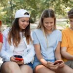 groupe d'adolescents avec smartphone